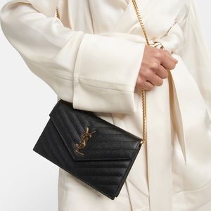 CASSANDRE ENVELOPE CHAIN WALLET IN GRAIN DE POUDRE LEATHER